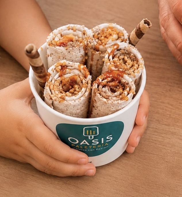Ice cream rolls de Oasis con salsa y toppings